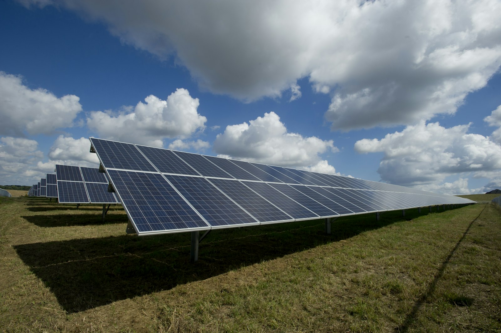 Painéis solares fotovoltaicos instalados sob céu azul