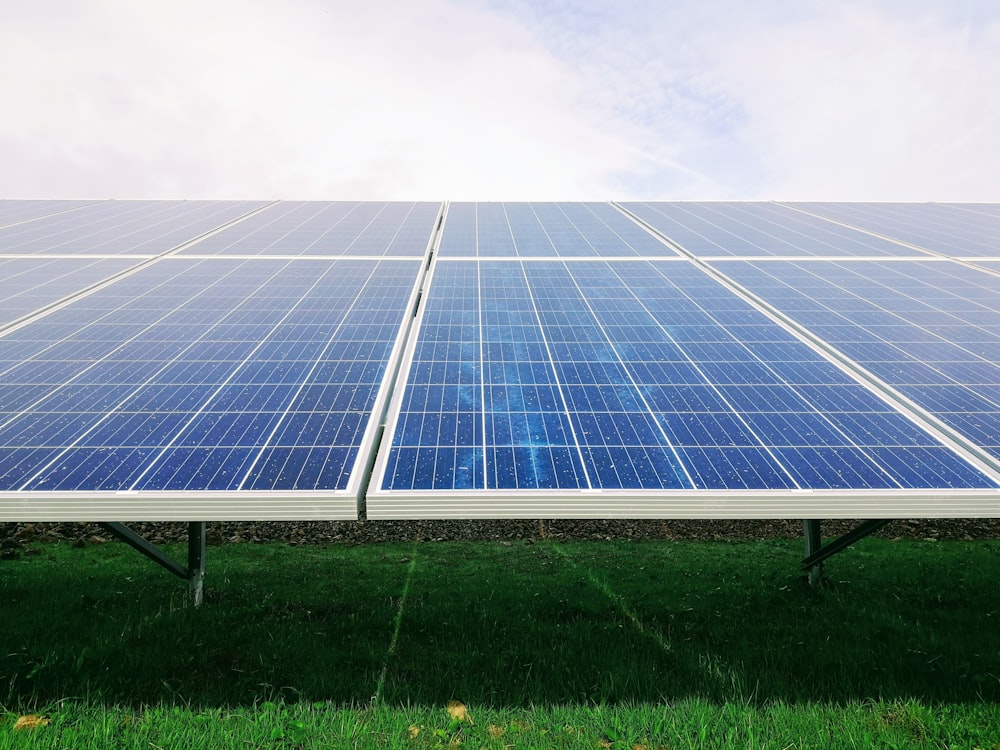 Telhado residencial com painéis solares instalados